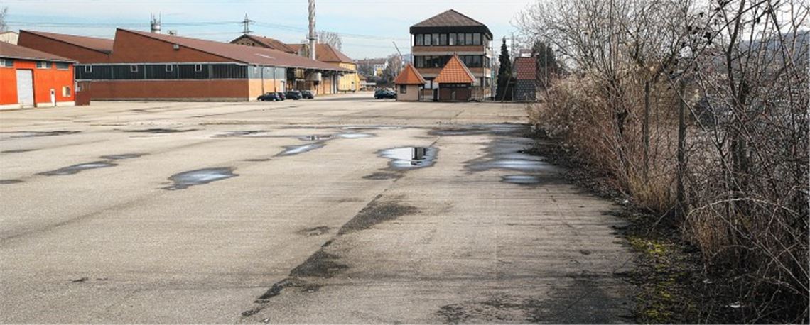 Auf dem Lagerplatz der ehemaligen Ziegelei in Mühlacker wird der Behelfsbau für die gewerbliche Kreisberufsschule aus 112 Containern aufgebaut. Im Hintergrund rechts das ehemalige Verwaltungsgebäude, das der Enzkreis seit einem Jahr als Jobcenter nutzt.