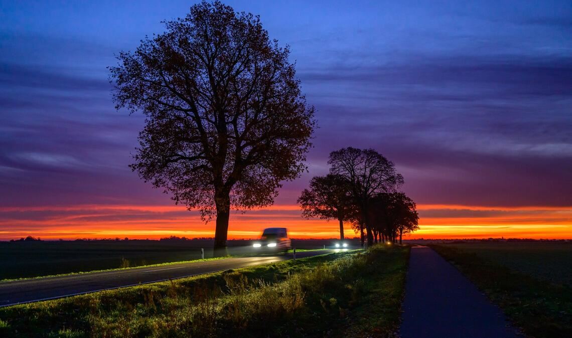Auf dem Land sind viele auf das Auto angewiesen. (Illustration)