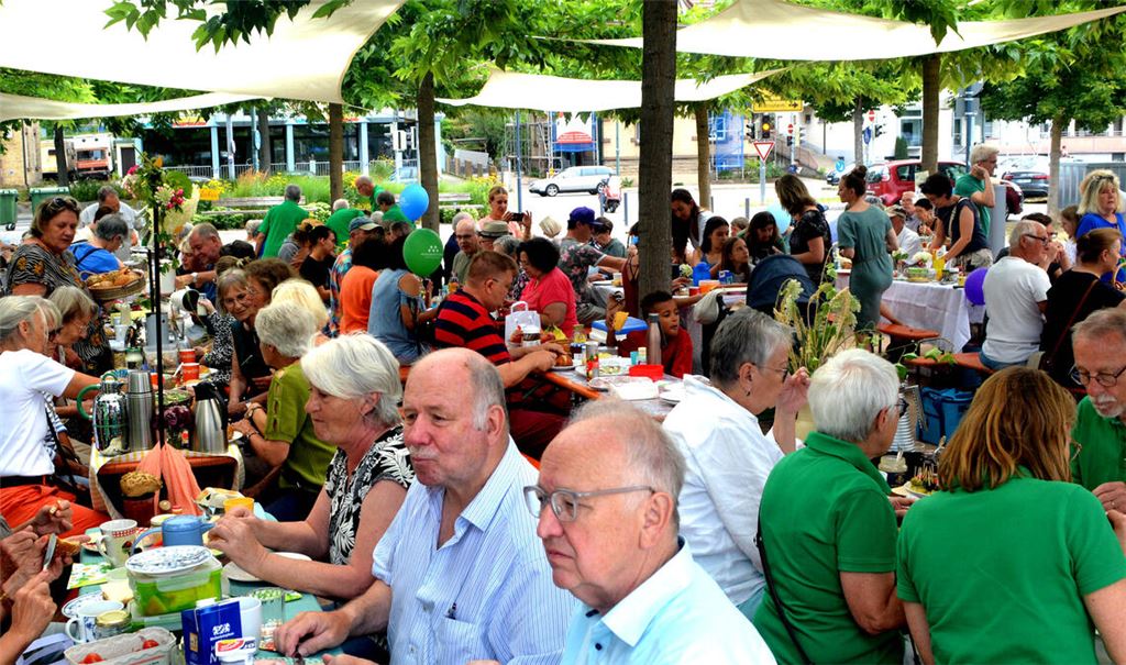 Auf dem Maulbeerbaumplatz in Mühlacker wird am Sonntag kräftig gefrühstückt. Immer mehr Menschen schließen sich der Gemeinschaftsveranstaltung an. Fotos: Stahlfeld