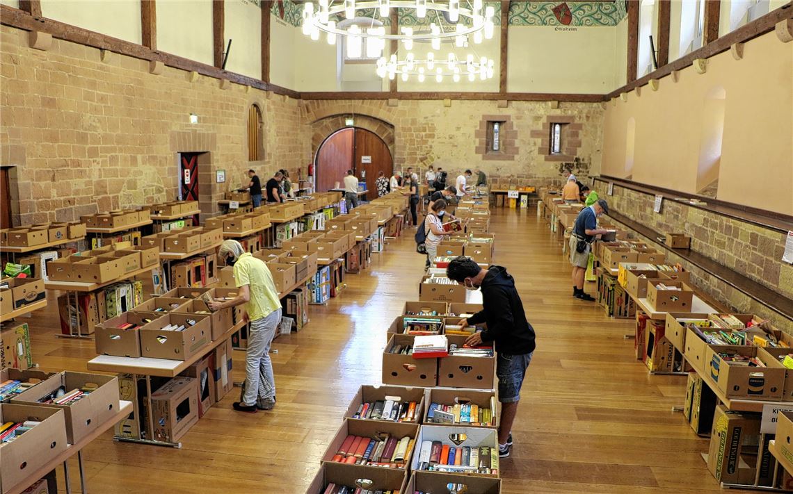 Auf dem Maulbronner Bücherflohmarkt werden die Abstandsregeln, so die Zwischenbilanz am Donnerstag, von den Besuchern vorbildlich eingehalten. Fotos: Willimek