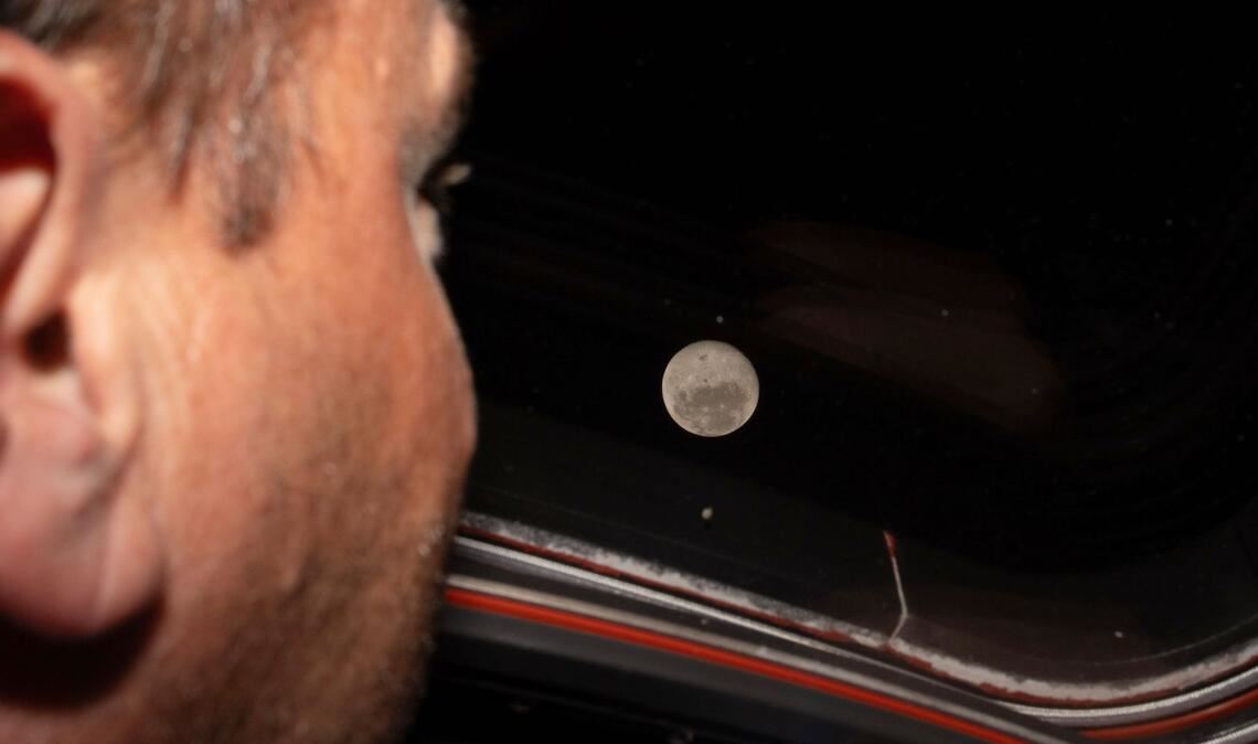 Auf dem Mond gibt es jetzt einen Krater, der nach der gestorbenen Ehefrau von Astronaut Wiseman benannt ist.