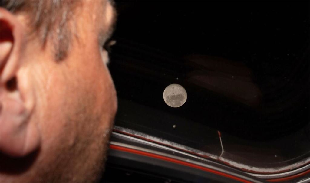Auf dem Mond gibt es jetzt einen Krater, der nach der gestorbenen Ehefrau von Astronaut Wiseman benannt ist.