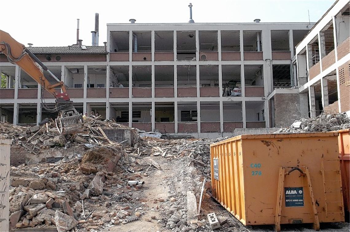 Auf dem Münch-Areal zwischen Schillerstraße und Goldshaldenstraße wird das ehemalige Firmengebäude entkernt und abgebrochen. Foto: privat