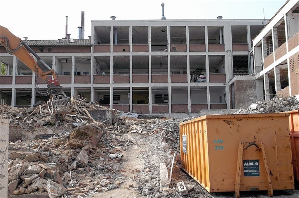 Auf dem Münch-Areal zwischen Schillerstraße und Goldshaldenstraße wird das ehemalige Firmengebäude entkernt und abgebrochen. Foto: privat