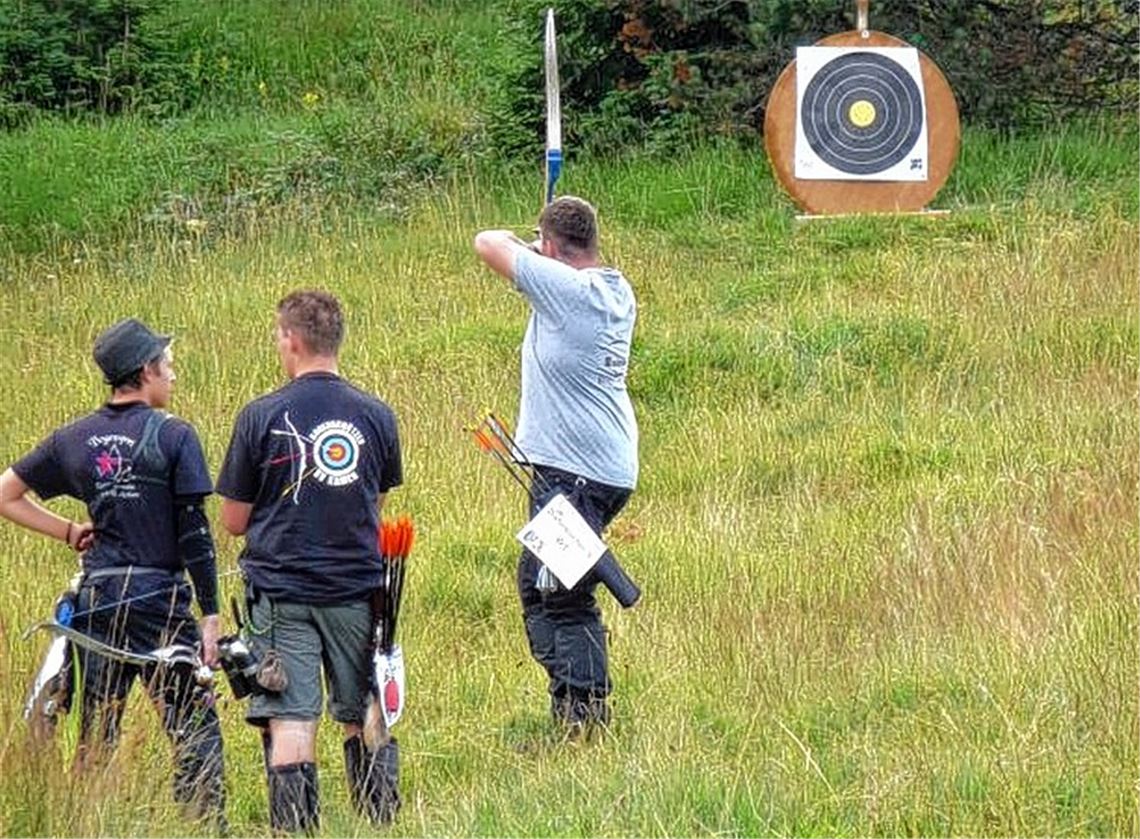 Auf dem Parcours bei Mittenwald sind viele Schüsse steil bergauf zu absolvieren. Damit kommt Simeon Diefenbacher (re.) am ersten Wettkampftag nicht gut zurecht. Foto: privat