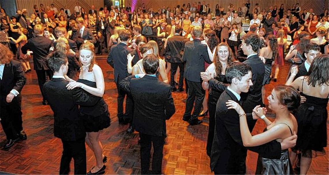 Auf dem Parkett: Der Gottlob-Frick-Saal wird zum Ballsaal. Die Zehntklässler des Theodor-Heuss-Gymnasiums haben den Abschlussball ihres Tanzkurses selbst organisiert. Fotos: Fotomoment