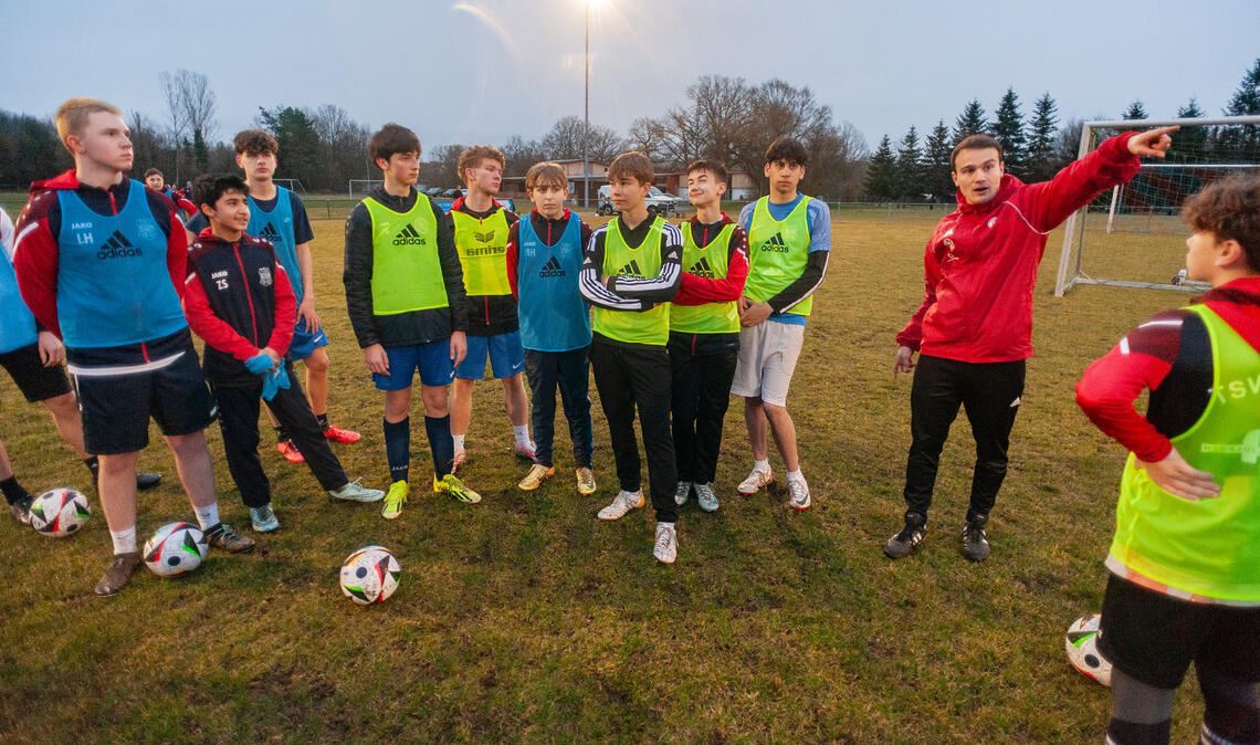 Auf dem Platz leitet der DFB-Mobil-Teamer Sören Neuberth (re. ) das Training. Spieler der B- und C-Jugend des TSV Ötisheim nehmen die zusätzliche Einheit gerne an. 
