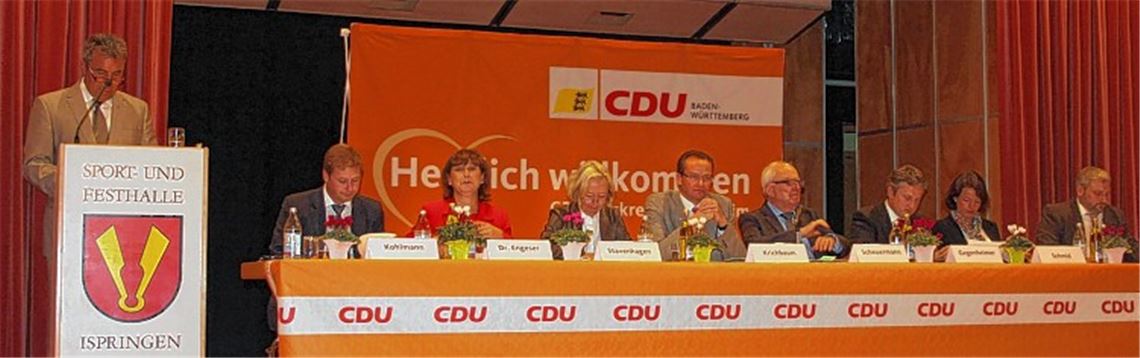 Auf dem Podium des CDU-Kreisparteitags begrüßt der Ispringer Bürgermeister Volker Winkel (v. li.): Ferry Kohlmann (stellvertretender Vorsitzender), Landtagsabgeordnete Dr. Marianne Engeser, Christine Stavenhagen (stellvertretende Vorsitzende), Gunther Krichbaum, Bundestagsabgeordneter und Kreisverbandsvorsitzender, Martin Gegenheimer (stellvertretender Vorsitzender), Winfried Scheuermann (Tagungsleiter), Landtagsabgeordnete Viktoria Schmid und Alexander Bethge (Vorsitzender der CDU Ispringen). Foto: Zachmann