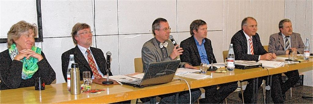 Auf dem Podium haben Platz genommen: (v. li.) Dona Martina Grant-Drewniak, Wolfgang Scheibe (Bürgerinitiative), Moderator Wolfgang Herz, Architekt Frank Morlock, Bürgermeister Norbert Holme und Hauptamtsleiter Peter Christ.