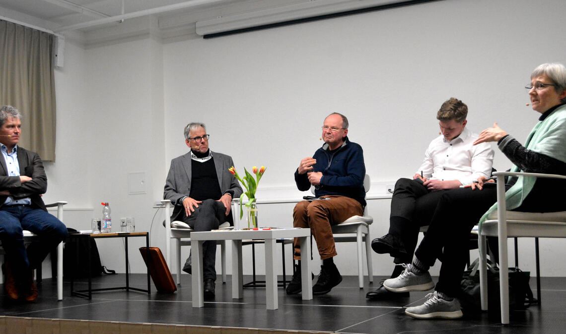 Auf dem Podium (v.li.): der Wiernsheimer SPD-Bürgermeister Matthias Enz, FDP-Kreisrat Gerd Rüßmann aus Knittlingen, Moderator Lothar Frick, der Wiernsheimer CDU-Gemeinderat und Bürgermeister-Stellvertreter Nico Gunzelmann und die Grünen-Landtagsabgeordnete Stefanie Seemann aus Mühlacker. Foto: Stahlfeld