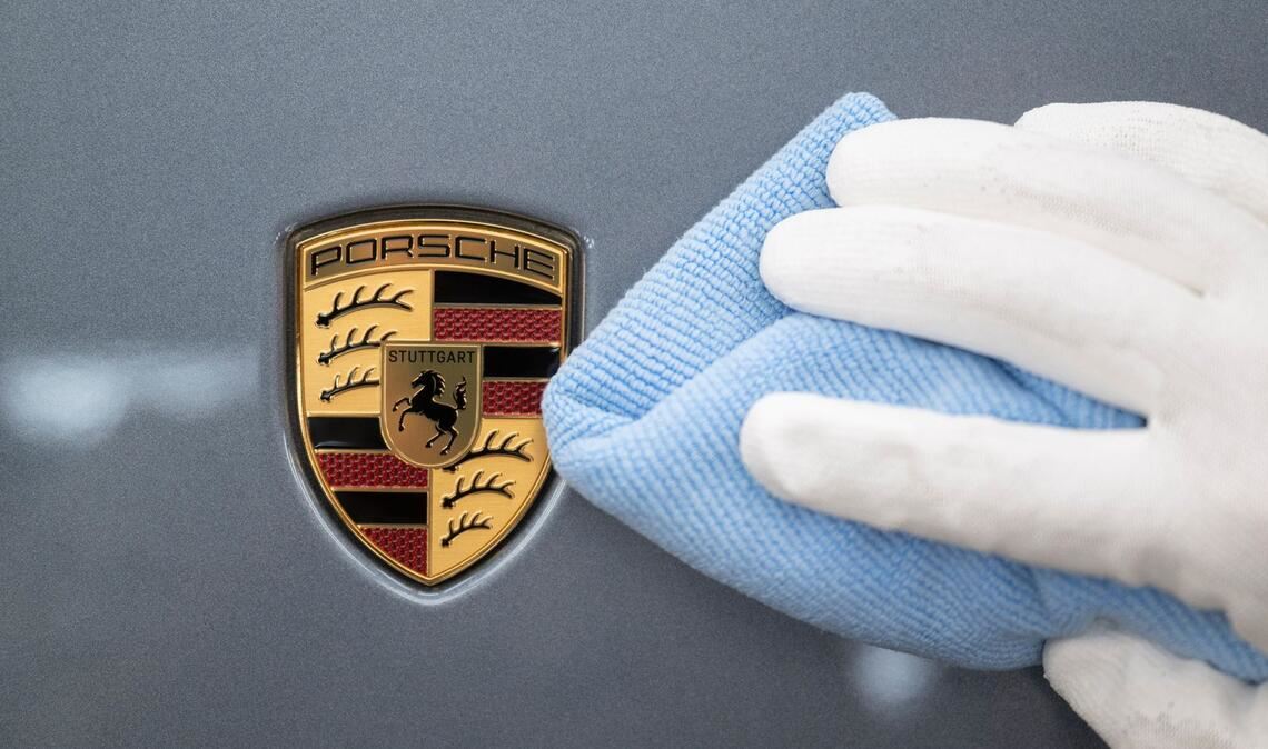 Auf dem Porsche-Wappen prangt das aufsteigende Pferd aus dem Stuttgarter Stadtsiegel. (Archivbild)