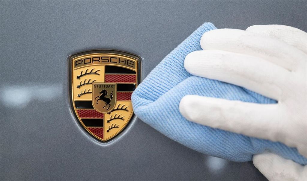 Auf dem Porsche-Wappen prangt das aufsteigende Pferd aus dem Stuttgarter Stadtsiegel. (Archivbild)