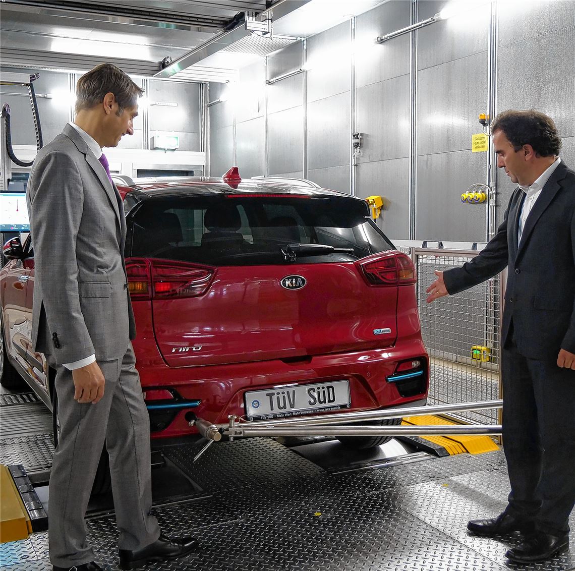 Auf dem Prüfstand in Heimsheim werden auch Elektrofahrzeuge intensiv geprüft, erklären Patrick Fruth (li.) und Pascal Mast.Friedrich