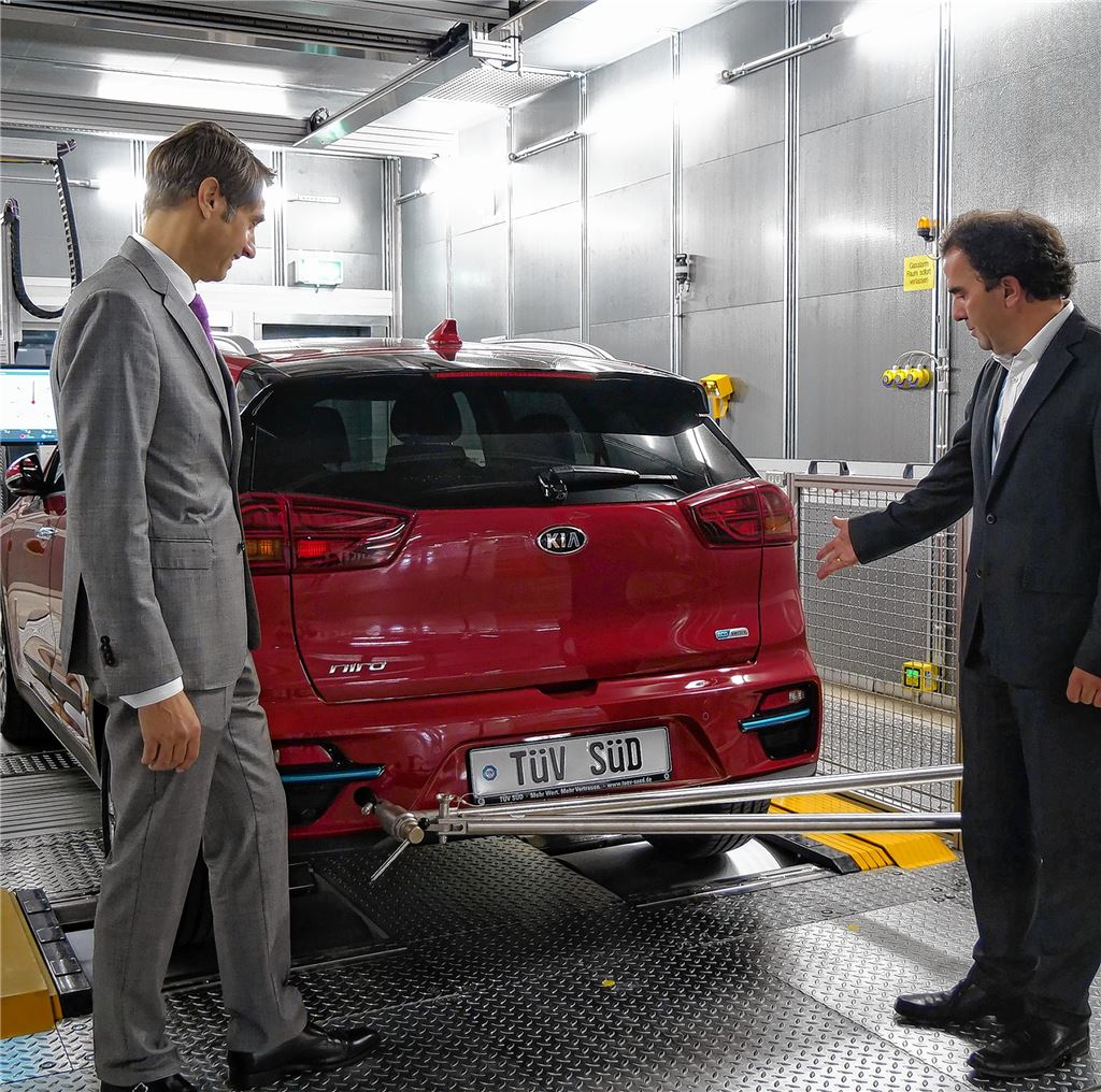 Auf dem Prüfstand in Heimsheim werden auch Elektrofahrzeuge intensiv geprüft, erklären Patrick Fruth (li.) und Pascal Mast.Friedrich