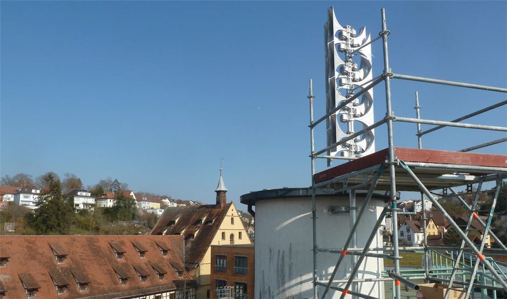 Auf dem Rathausdach wurden in dieser Woche die Sirenen angebracht. Foto: privat
