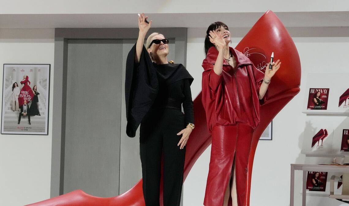 Auf dem Roten Teppich: Die Schauspielerinnen Meryl Streep (l) und Anne Hathaway winken bei der Premiere "Der Teufel trägt Prada 2".