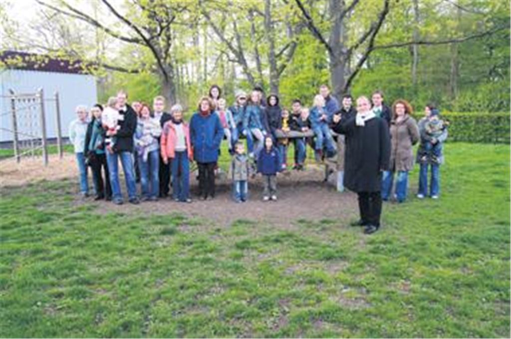 Auf dem Spielplatz bei der Heidenwäldle-Grundschule treffen sich erwachsene und ganz junge Teilnehmer zum Gespräch mit Bürgermeister Winfried Abicht (vorne).
Foto: Sadler