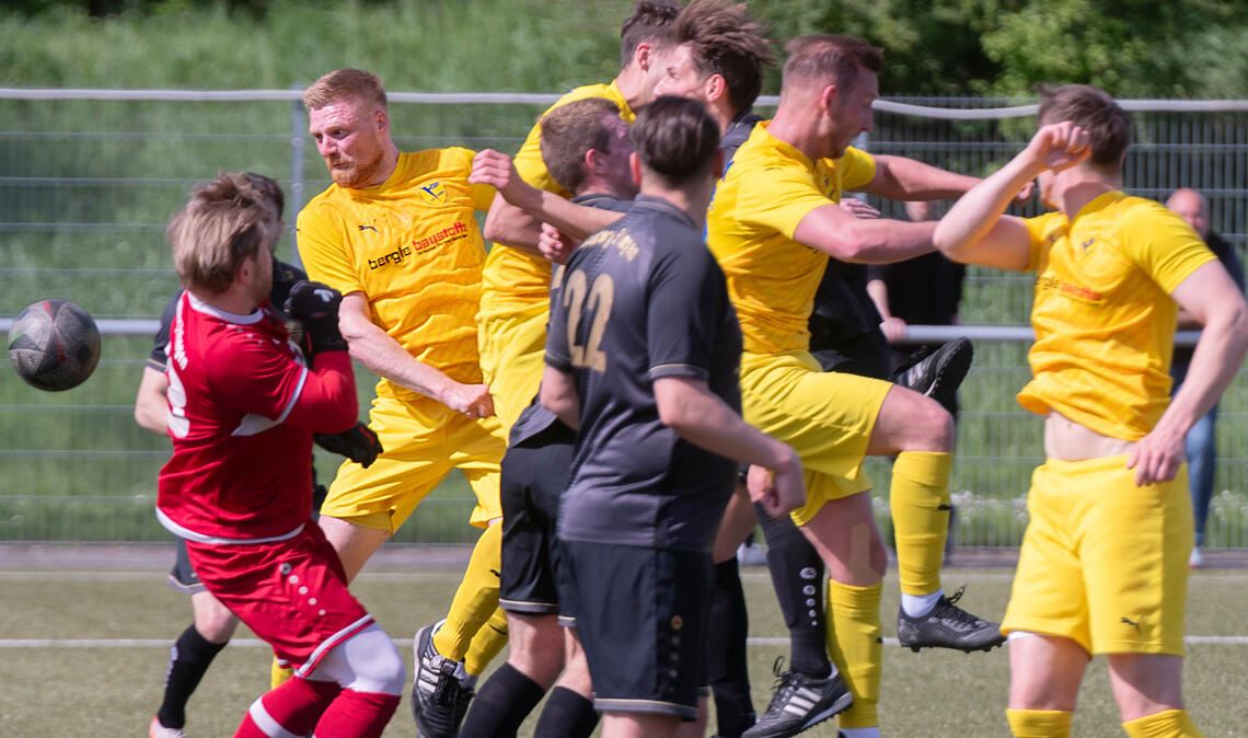 Auf dem Sportplatz des TSV Phönix Lomersheim ist beim Spiel gegen Leonberg/Eltingen einiges geboten. Foto: Fotomoment