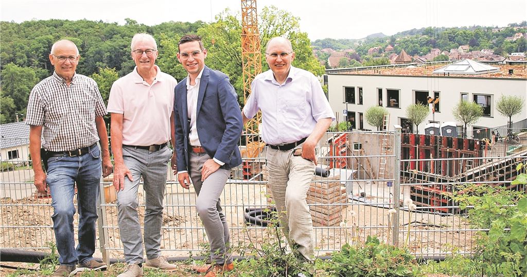 Auf dem Sprung, um neue Ziele anzugehen (v.li.): Karl Craiß und Fritz Schäfer vom Vorstand der Christophorushilfe, Verwaltungsleiter Dirk Berner und Chefarzt Professor Dr. Rainer Blank. Hinter ihnen die Baustelle des Kantinengebäudes für das Kinderzentrum, für dessen Finanzierung der Förderverein noch zwei Millionen Euro aufbringen muss. Foto: Filitz