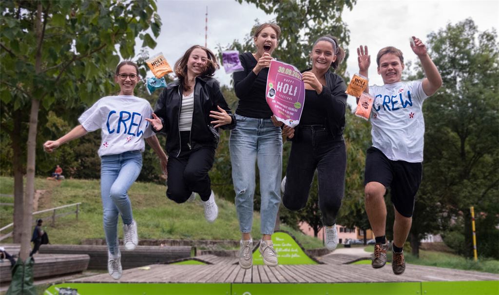 Auf dem Sprung und voller Vorfreude: Noelia di Stefano Brille, Lea Poljak, Laura Koschlig, Marija Bubalo und Tim Neuberger (v.li.) wollen mit dem Happy-Holi-Festival eine bunte Party bieten. Foto: Fotomoment