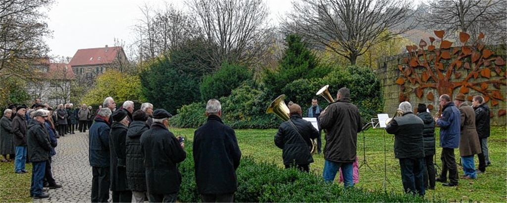 Auf dem Sternenfelser Friedhof ist gestern das teilanonyme Rasengräberfeld bei einer Feierstunde seiner Bestimmung übergeben worden.