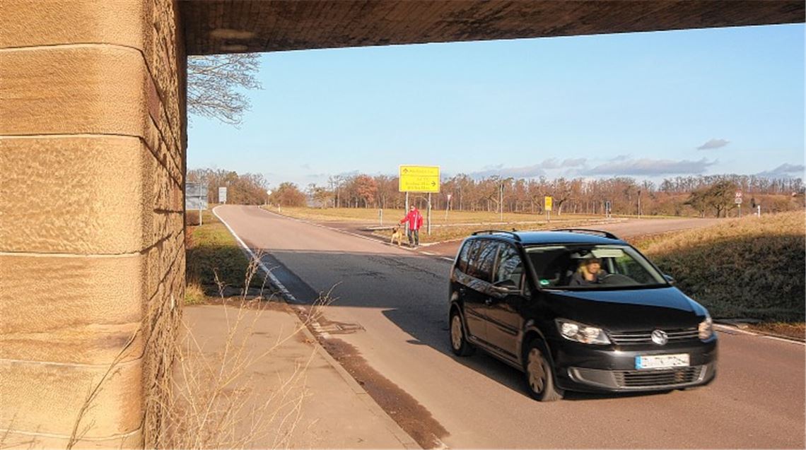 Auf dem Teilabschnitt zwischen Schmie und der Auffahrt zur Bundesstraße 35 wird dieses Jahr der Fahrbahnbelag der Kreisstraße erneuert. Gleichzeitig erfolgt in dem Bereich die schon für vergangenes Jahr geplante Verbesserung der Radweg-Situation.