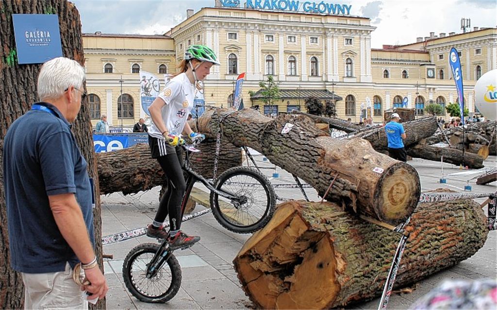Auf dem Trainingsgelände in Ölbronn hat Nina Reichenbach zuletzt viel auf Baumstämmen trainiert. Das kommt ihr im Stadtzentrum von Krakau zugute. Fotos: privat