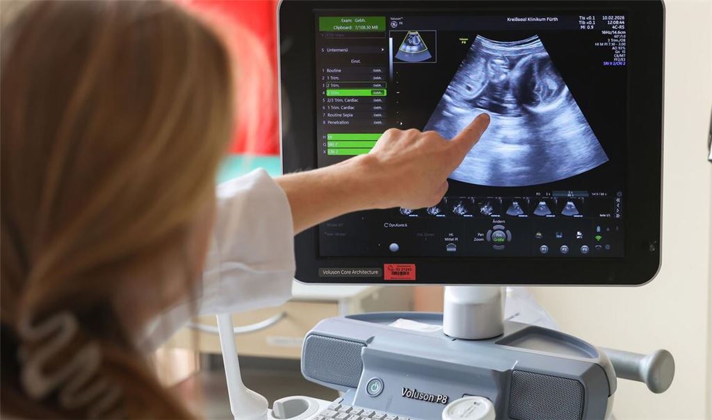 Auf dem Ultraschallbild ist laut der Ärztin zu sehen, dass Jasmin Schmidt wieder Zwillingsmädchen bekommt.