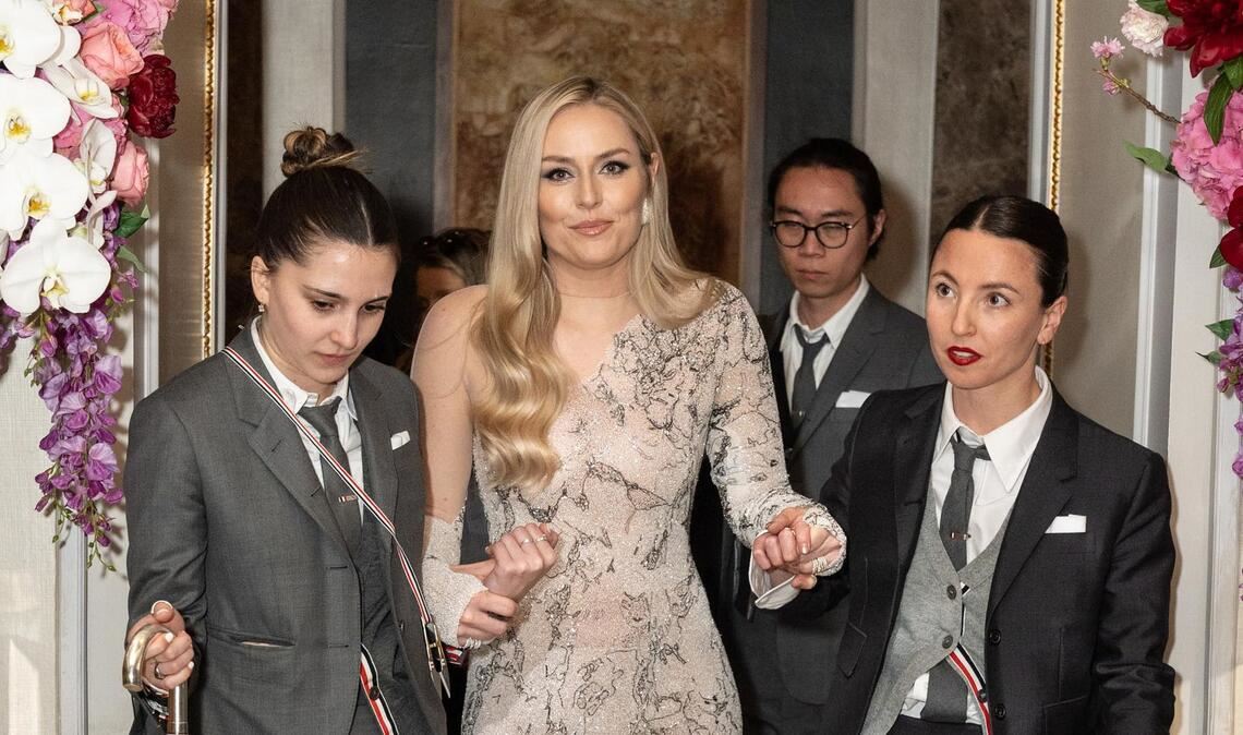 Auf dem Weg aus dem Hotel ließ sich Lindsey Vonn stützen.