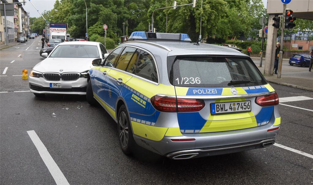 Auf dem Weg zu einem Unfall ist ein Polizeiauto selbst in einen Unfall verwickelt worden. Fotos: Myroshnichenko