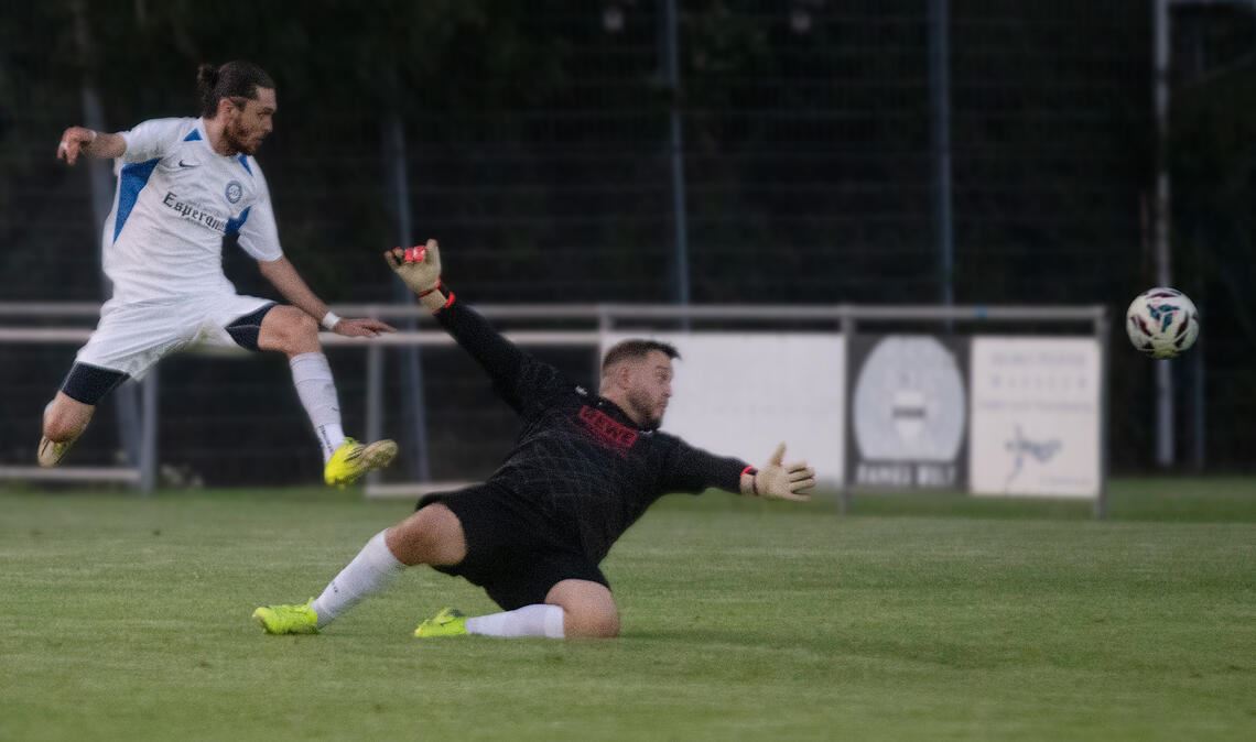 Auf dem Weg zum 1:0: Zekeriya Tüney überwindet in der 33. Minute den Gästetorwart Lukas Schmitte vom TSV Bönnigheim. Fotos: Fotomoment