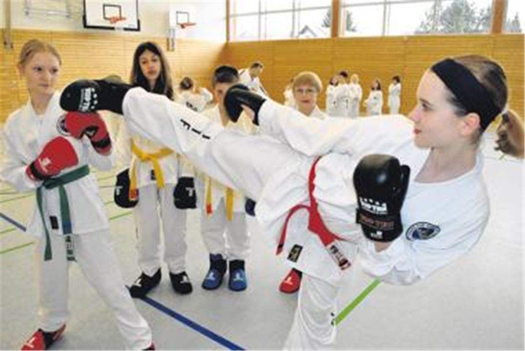 Auf dem Weg zur Weltmeisterschaft übt Kickboxerin Barbara Wild mit dem Nachwuchs des Chang Hun Taekwon-Do-Vereins Mühlacker. Foto: Stahlfeld
