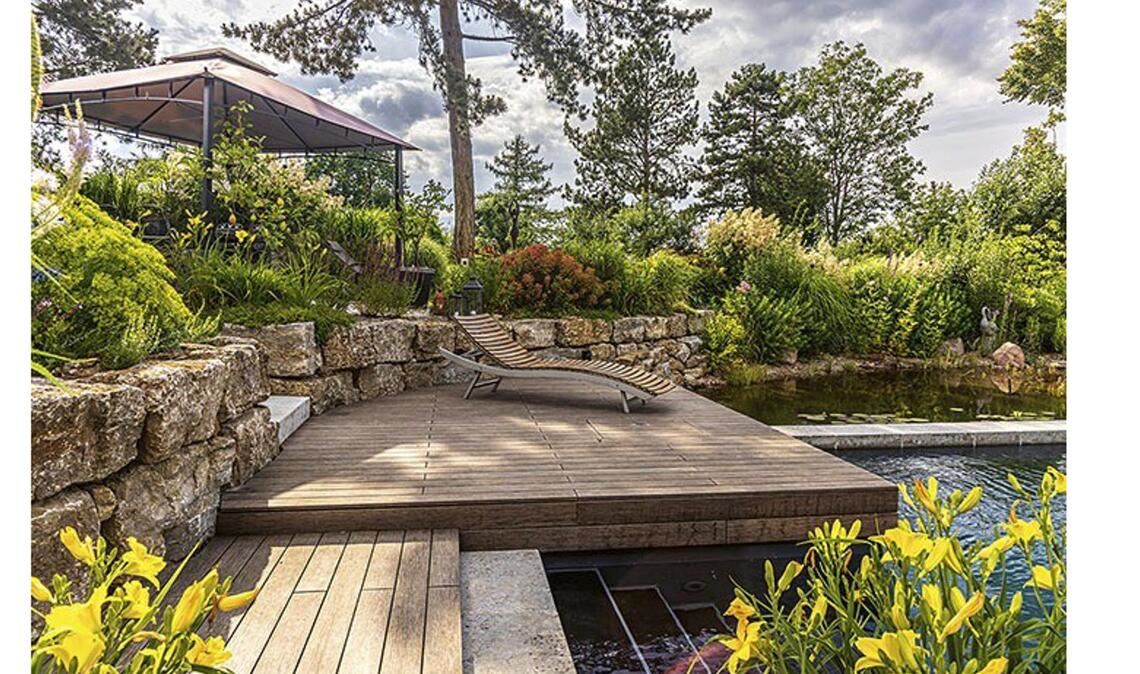 Auf dem ehemaligen Gelände einer städtischen Wetterwarte hat die Landschaftsarchitektin Vanessa Seiß zusammen mit Udo Lindenlaub einen Naturpool angelegt.