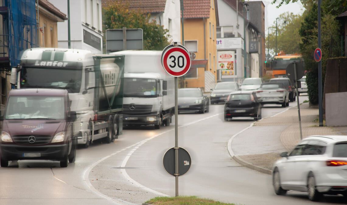 Auf dem ersten Abschnitt der innerstädtischen B10 – zwischen Hindenburgstraße und Senderhang – ist die neue Geschwindigkeitsbeschränkung ausgeschildert. Foto: Fotomoment