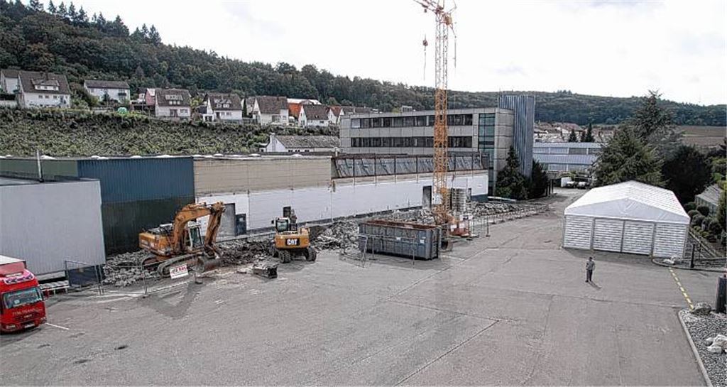 Auf dem freien Platz des Areals der Lomersheimer Firma elumatec entsteht in den nächsten Monaten ein Anbau für Büros sowie Produktions- und Materiallagerflächen.