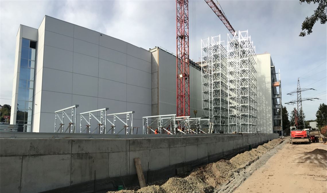 Auf dem früheren Lupus-Areal in Birkenfeld wächst das riesige neue Hochregallager von Müller 30 Meter hoch in den Himmel über der Enz. Schutzwände sollen den Verlade-Lärm dämpfen. Wewoda