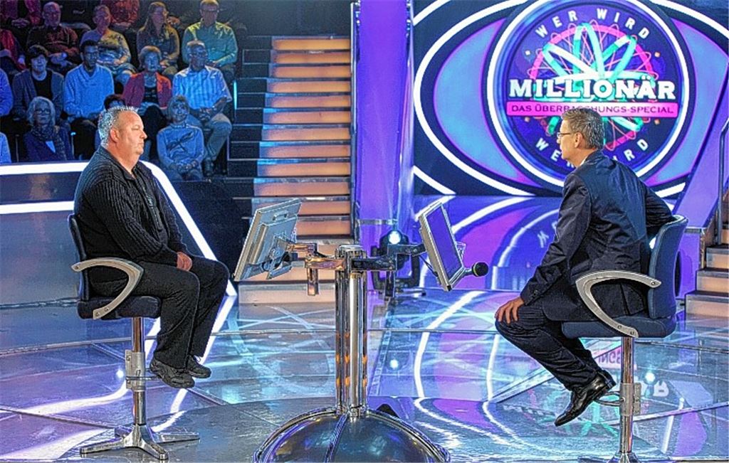 Auf dem heißen Stuhl bei „Wer wird Millionär“: Luppe Buss lässt sich von Günther Jauch nicht aus der Ruhe bringen und geht mit 125000 Euro nach Hause. Foto: RTL/Hempel