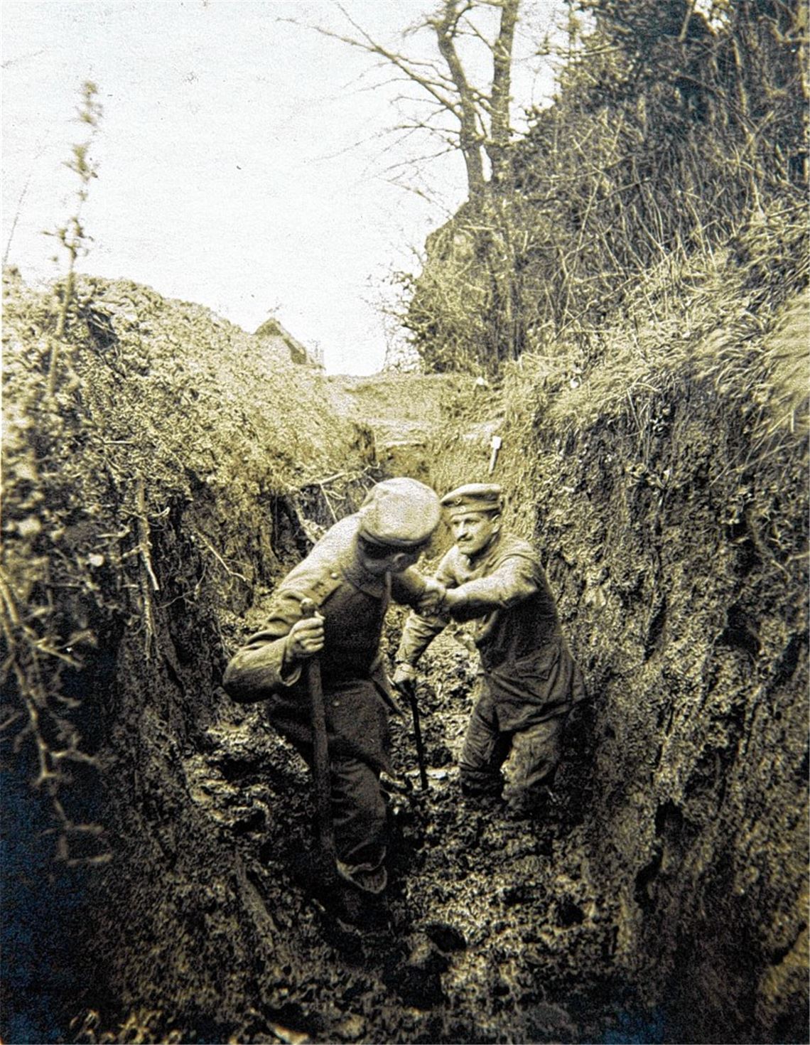 Auf dem linken Bild stemmt sich August Genannt (re.) gegen den Schlamm im Schützengraben. In solch einer Feldbefestigung zeigt sich (oberes Bild li.) auch der Birkenfelder Ernst Vollmer den Lieben daheim, denen er später – siehe Bild darunter – weitere Dokumente seiner verlorenen Jahre hinterließ. Eine lange Zeit zwischen Bangen und Hoffen hat auch Wilhelm Becker (rechtes Bild re.) zwischen 1914 und 1918 erlebt. „Mir geht es noch gut“, lautet seine kurze Nachricht auf der Rückseite der im Juli 1917 geschriebenen Karte.