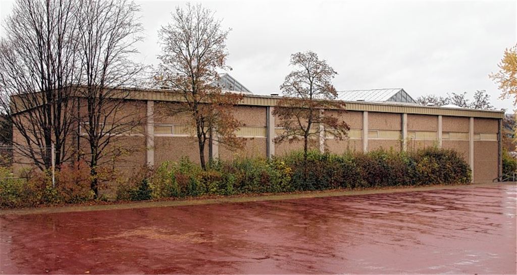Auf dem „roten Platz“ oberhalb der Ötisheimer Sporthalle wäre ein Anbau denkbar.