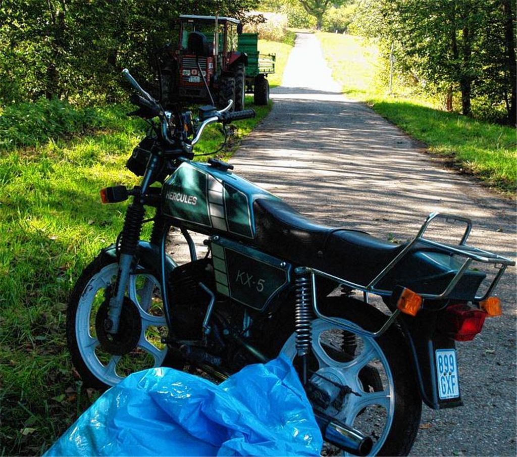 Auf dem schmalen Feldweg prallt das Moped in den Traktor mit Anhänger.
