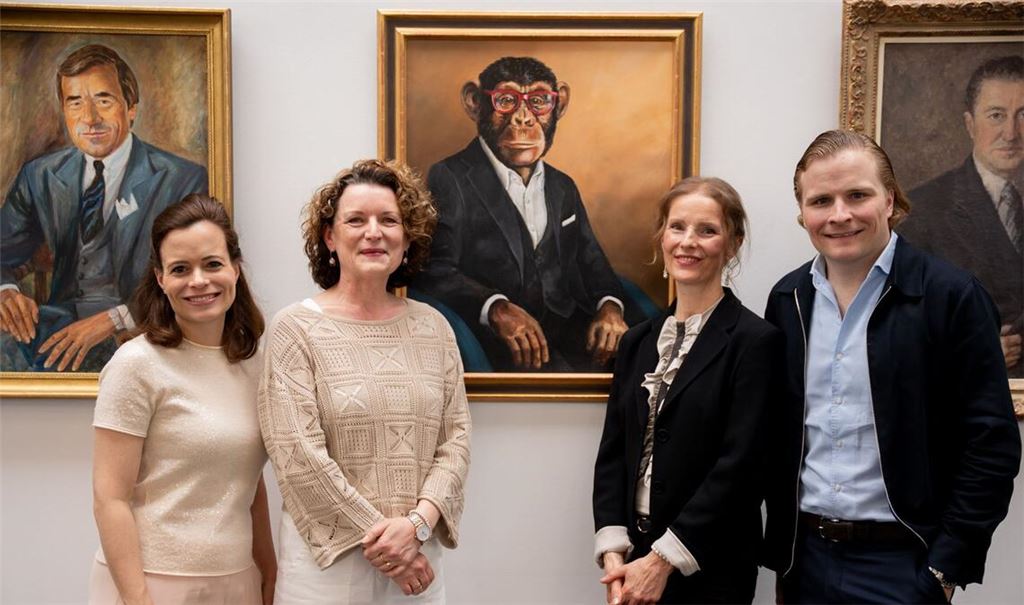 Auf dem undatierten Bild stehen Bonita Grupp (von links), Malerin Hanna Bastian, Vergoldermeisterin und Bildeinrahmerin Sylvia Reh und Wolfgang Grupp junior vor dem Porträt von Trigema-Maskottchen Charly.