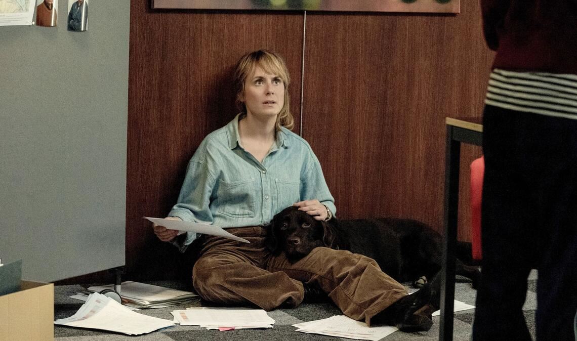 Auf den Hund gekommen: Isabelle Grandjean (Anna Pieri Zuercher) mit dem treuen Gefährten eines Opfers