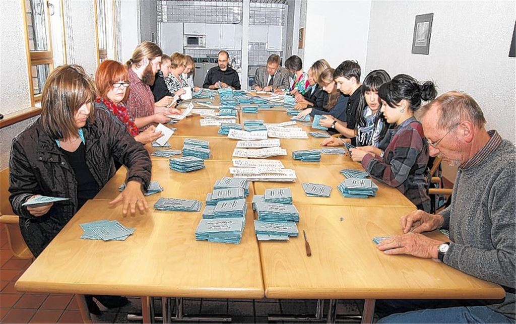 Auf den Mühlacker Briefwahlausschuss – hier eine Szene der Landtagswahl 2011 – kommt am Wahlabend wieder jede Menge Arbeit zu.