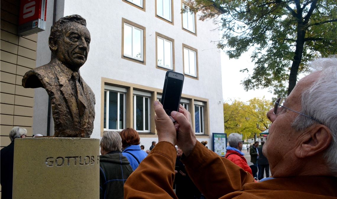 Auf den Opernbühnen der Welt zog Gottlob Frick mit seiner besonderen Bassstimme einst die Blicke auf sich – und jetzt wieder in der Mühlacker Fußgängerzone. Fotos: Stahlfeld