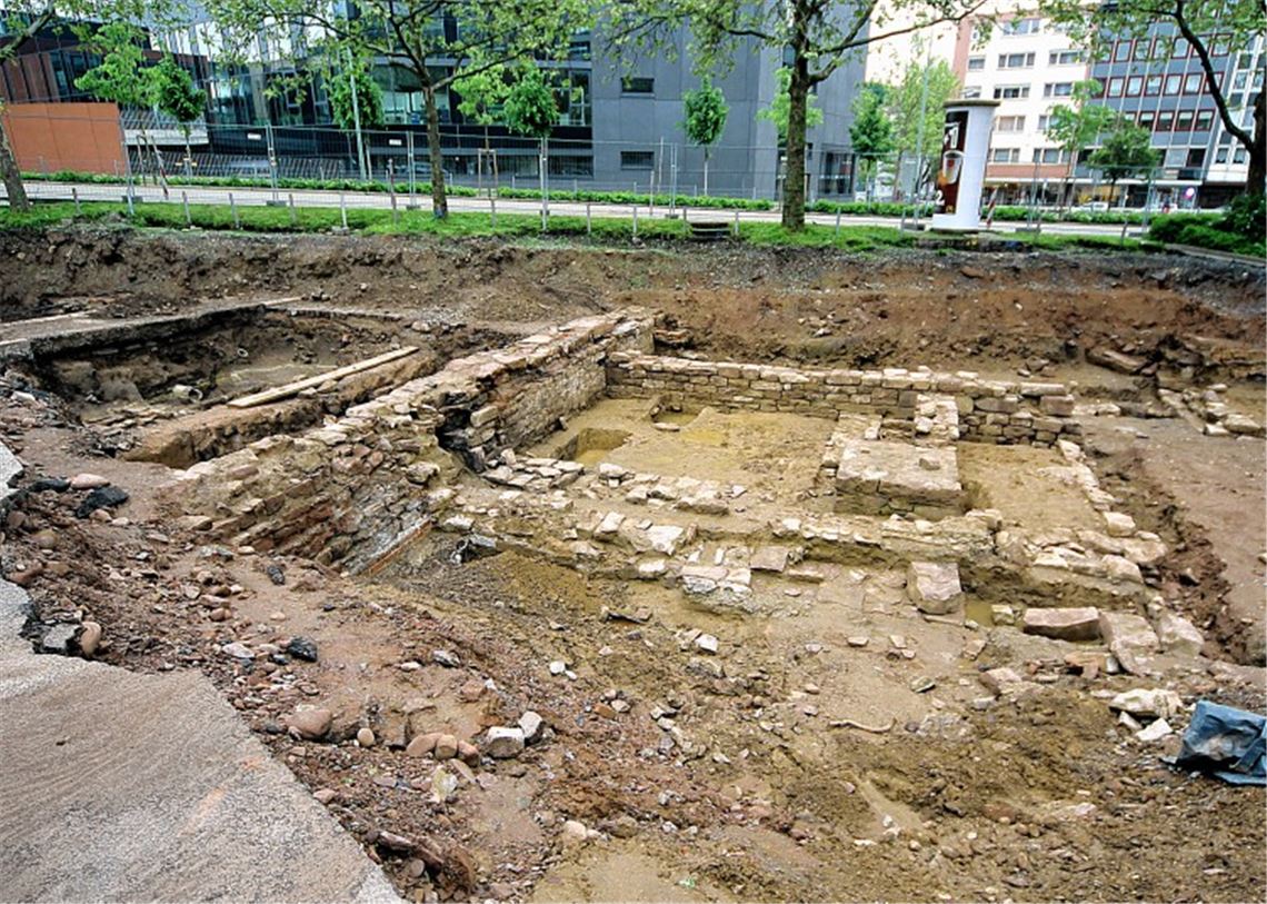 Auf den Spuren der Anfänge der so genannten neuen Stadt im Pforzheimer Zentrum: Vor einer geplanten Rathaushof-Bebauung haben die amtlichen Denkmalpfleger umfangreiche Untersuchungen im Untergrund eingeleitet. 