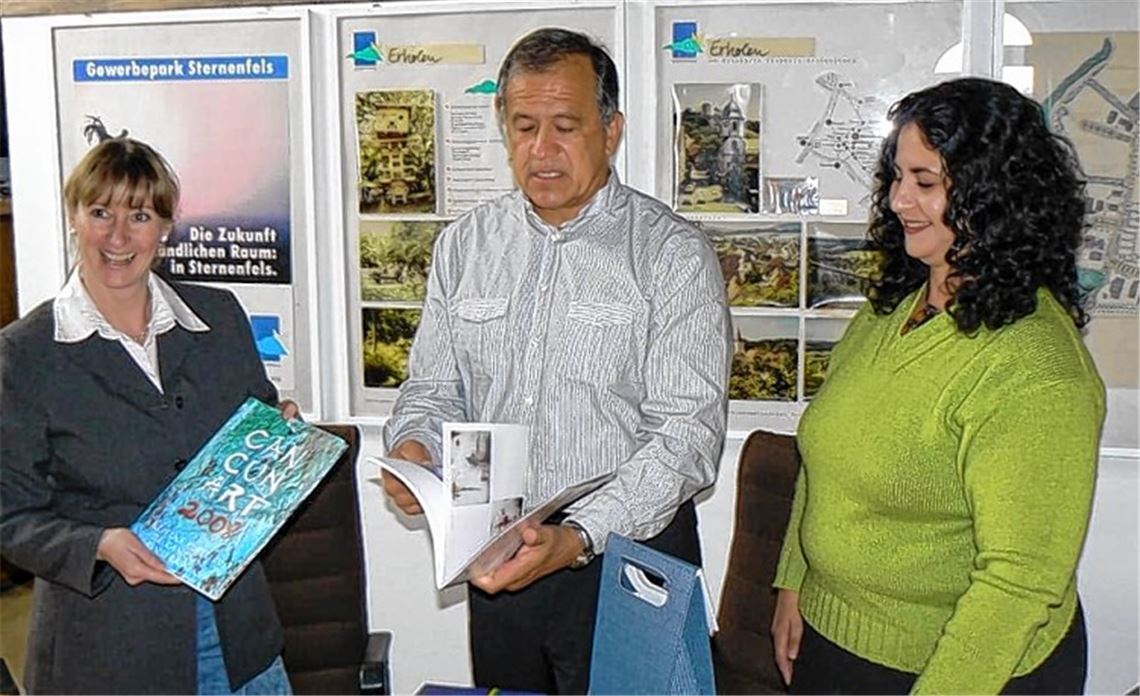 Auf den Spuren ihrer Vorfahren haben 2009 Georgina von Sternenfels und Carlos Generoso aus Cancún Station im Enzkreis gemacht und sich über Sternenfels informiert.