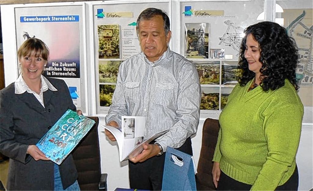 Auf den Spuren ihrer Vorfahren haben 2009 Georgina von Sternenfels und Carlos Generoso aus Cancún Station im Enzkreis gemacht und sich über Sternenfels informiert.