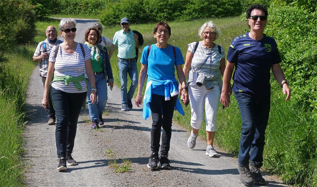 Auf den Strecken erleben die Wanderer die Schönheiten der Landschaft, hier in einer Wandergruppe geführt vom zweiten Vorstand des TV Schützingen, Peter Pförsich (re.)