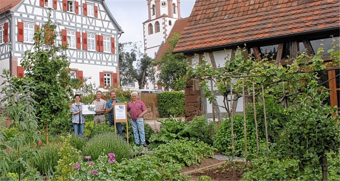 Auf den Tag der offenen Gartentür freuen sich (v.li.) Karen Prem, Bernhard Reisch, Meinrad Stotz und Heinrich Leicht. Foto: Zachmann