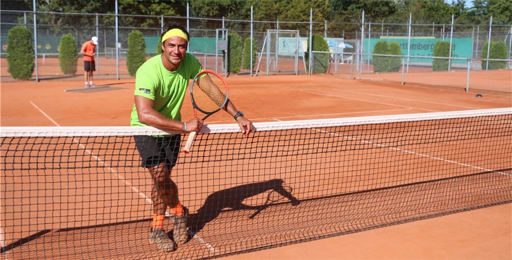 Auf den Tennis-Plätzen von Lienzingen, Lomersheim, Enzberg und Mönsheim bringt Erick Silva südamerikanisches Spieltalent und schwäbische Gründlichkeit zusammen. Archiv: Schüller: